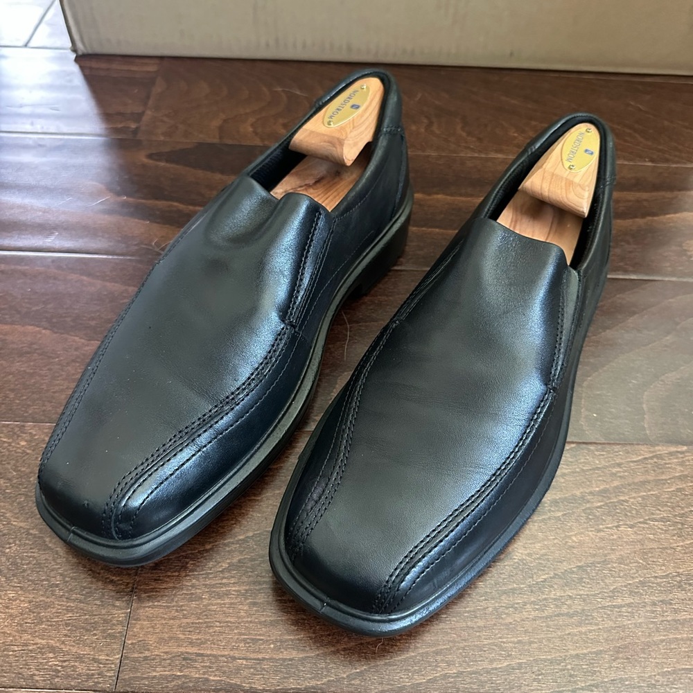 Ecco Men's Sleek Black Slip-On Loafers